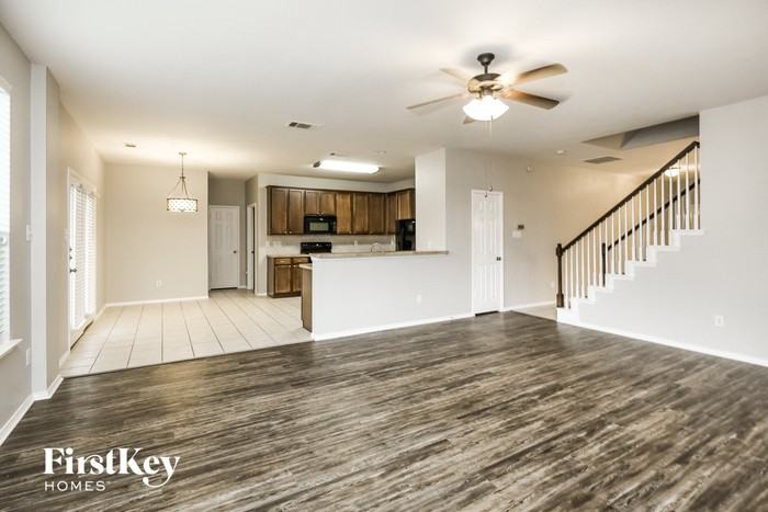 429 Emerald Creek Dr - Photo 3 of 16