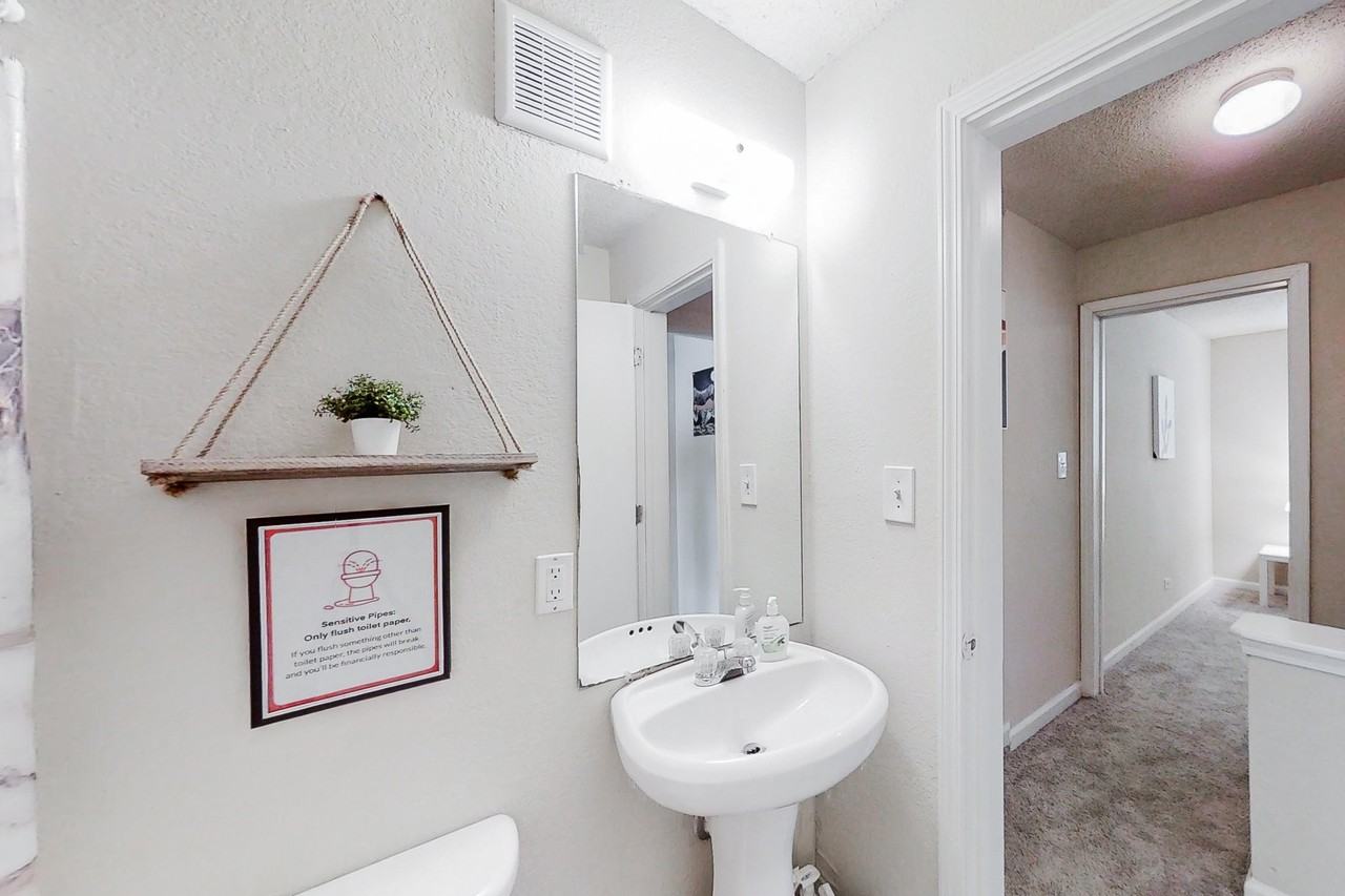 Richmond Circle Southeast - Photo 3 of 11