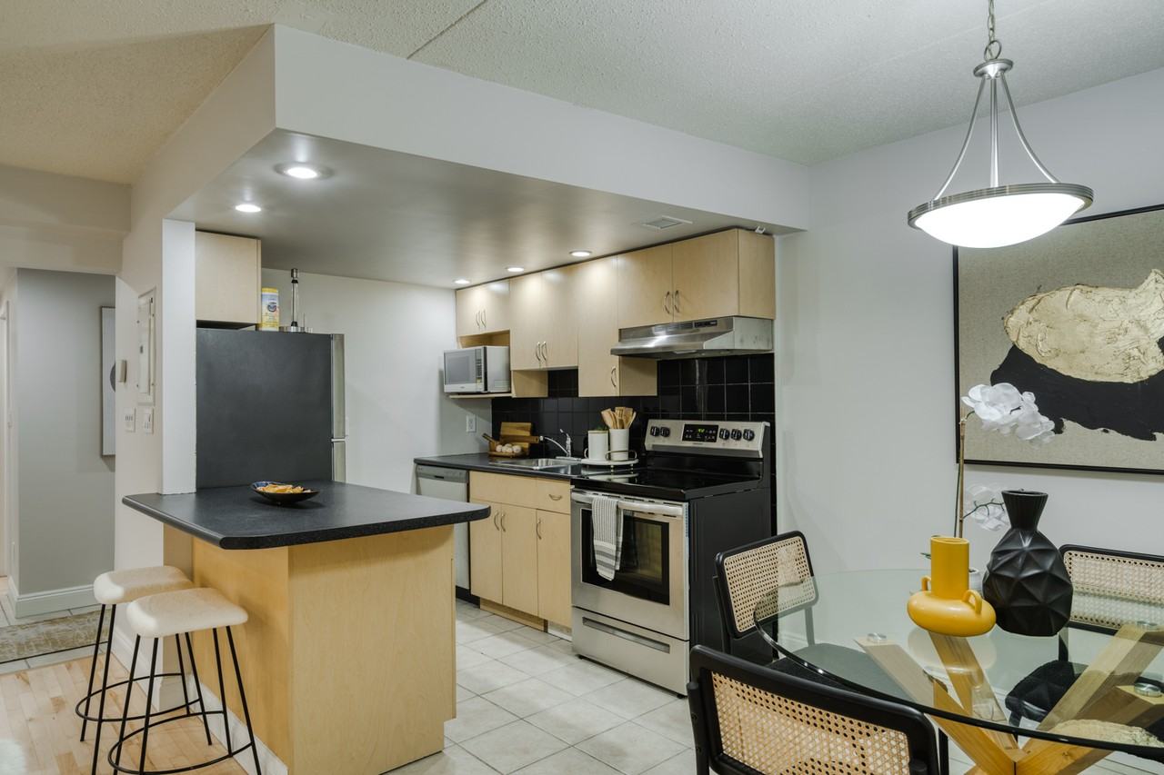 Hargrave Place 33 Hargrave St, Winnipeg, MB R3C 3T9 Apartment for