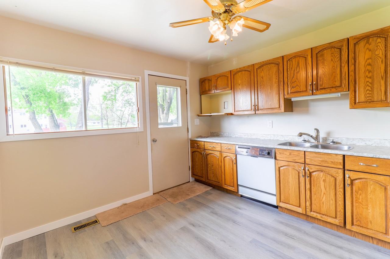 83 Pike Cres - Photo 2 of 21