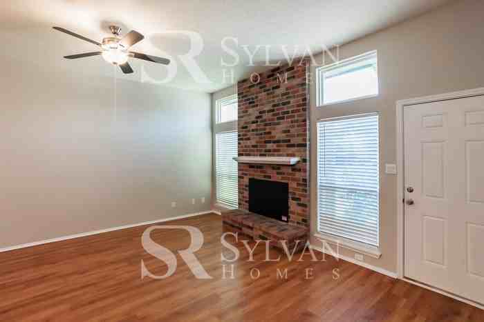 1609 Fannin Cir - Photo 2 of 15