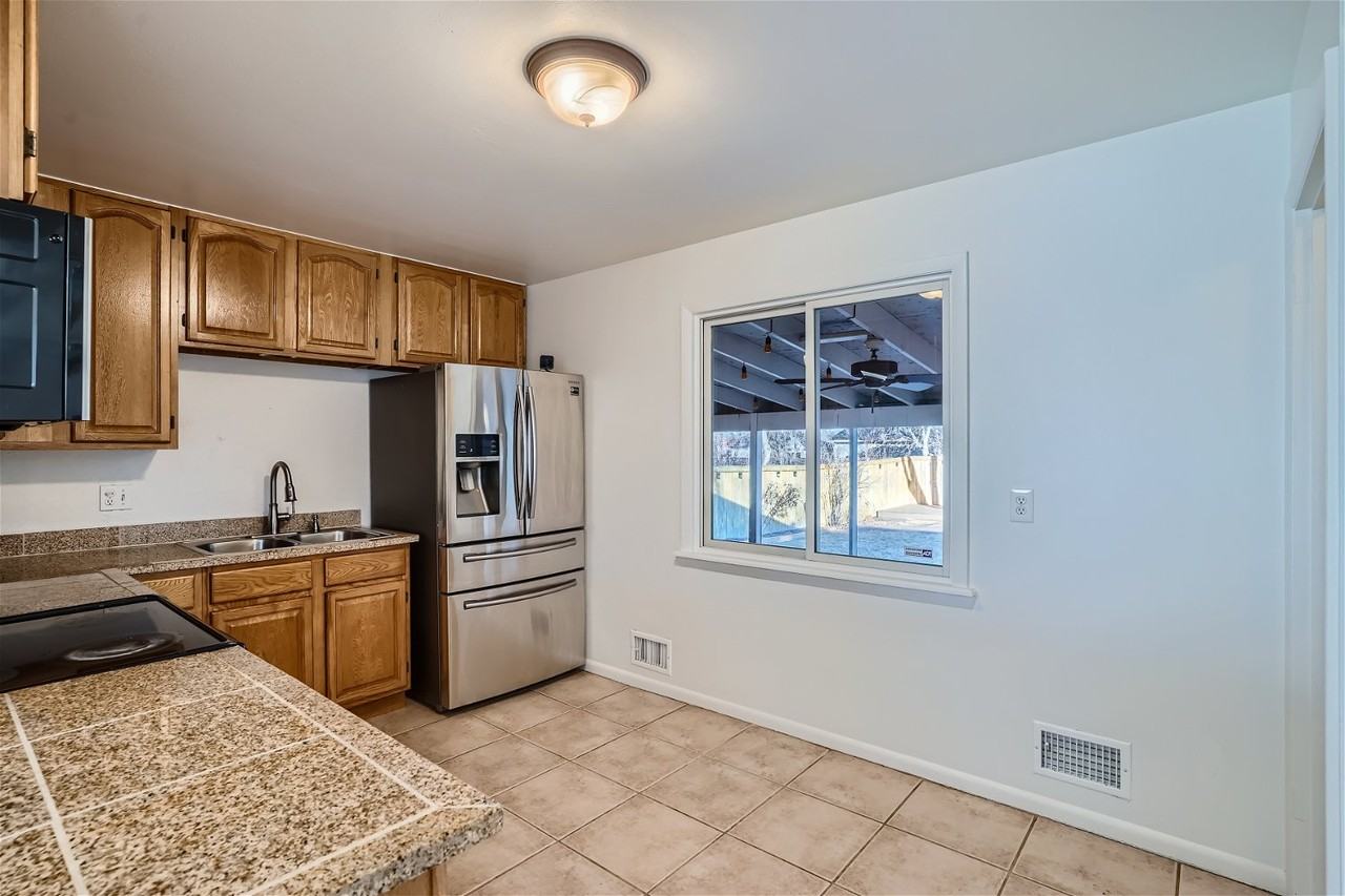 718 Tennyson St #1 - Photo 3 of 11