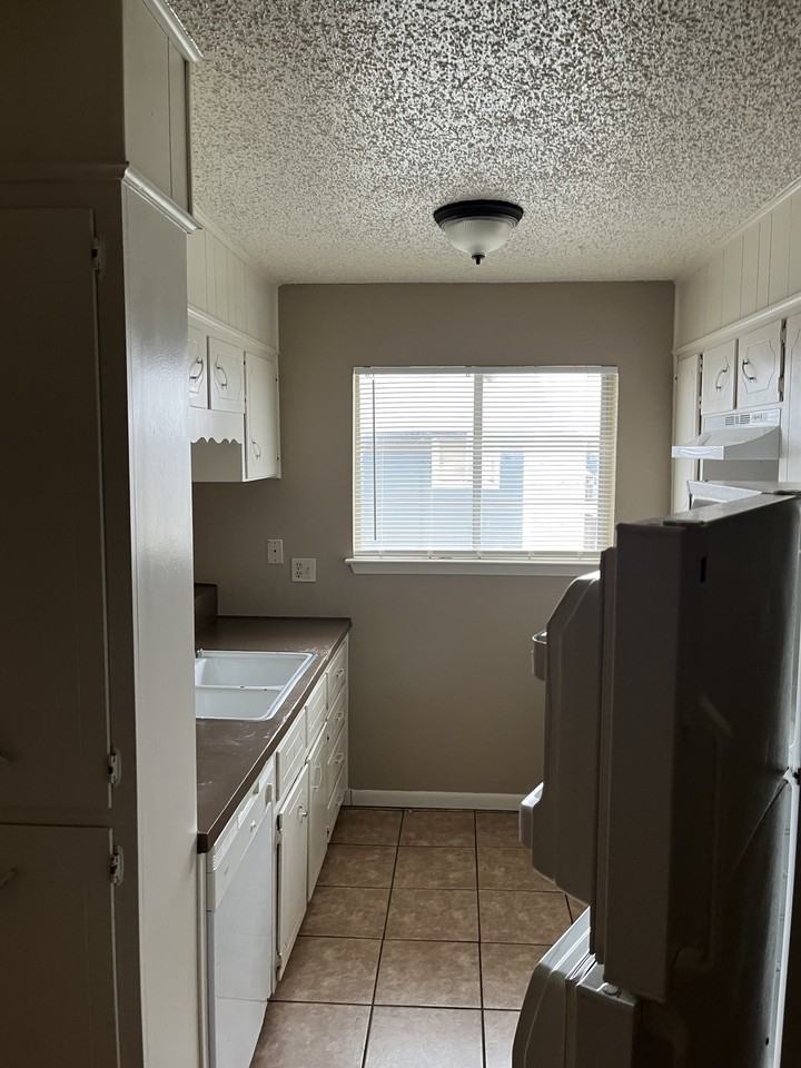 2211 Jennifer Dr #4 - Photo 4 of 10