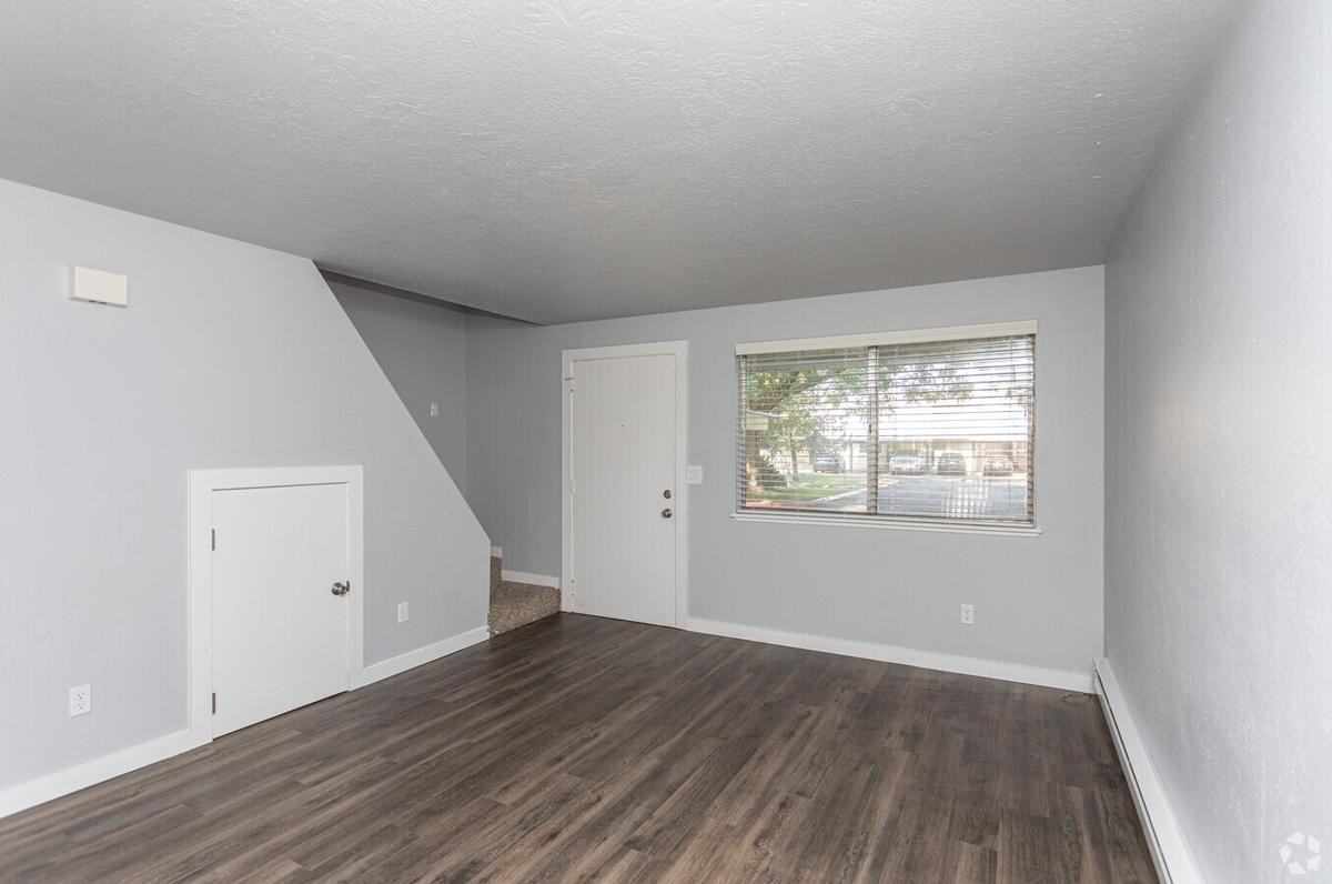 2901 S Robert Ln - Photo 6 of 30