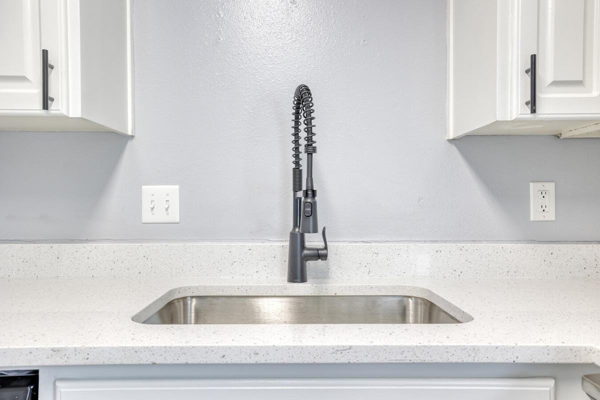 2901 South Robert Lane - Photo 4 of 30