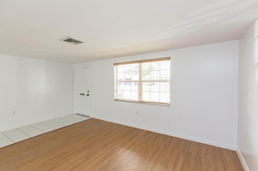 3306 Jarvis St - Photo 3 of 20