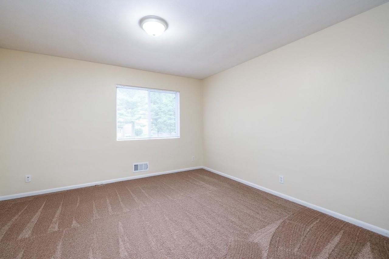 Pine Manor Apartments - Photo 2 of 10