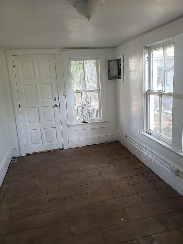 1658 N Myrtle Ave - Photo 3 of 5