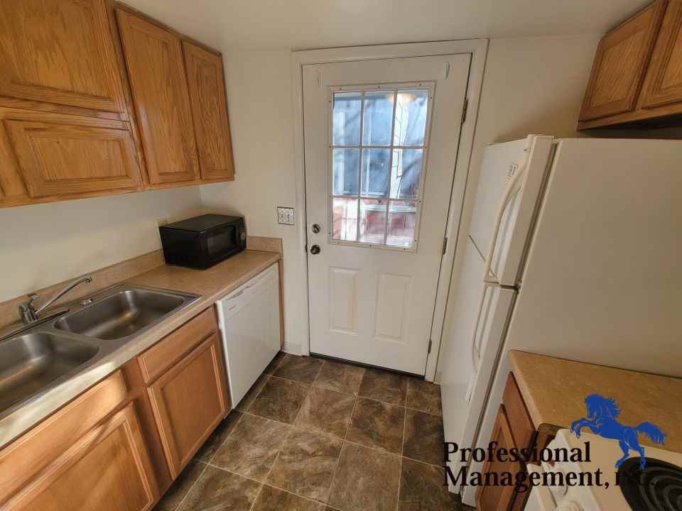 602 1/2 S 31st St - Photo 2 of 5