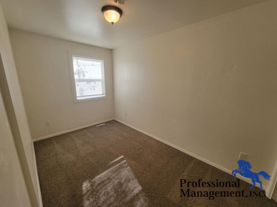 602 1/2 S 31st St - Photo 3 of 5