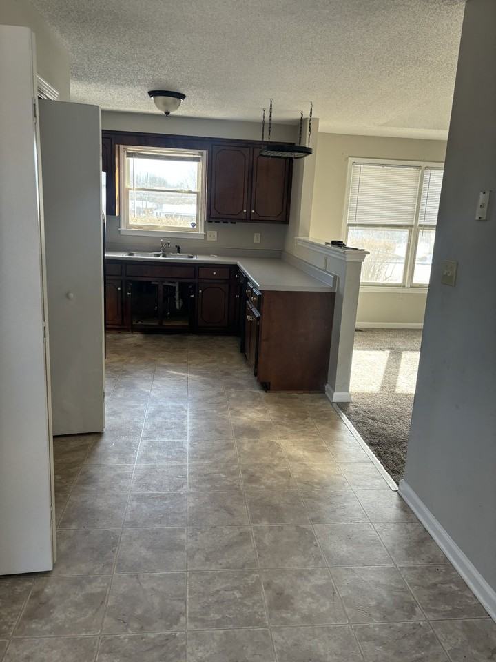 363 Donna Dr - Photo 4 of 14