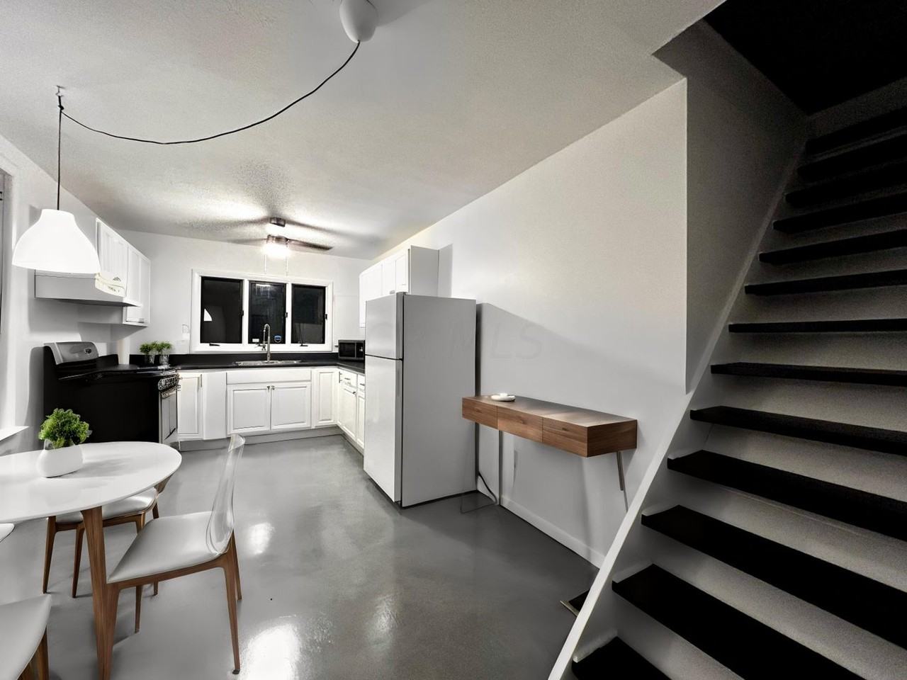 295 E Whittier St - Photo 3 of 9