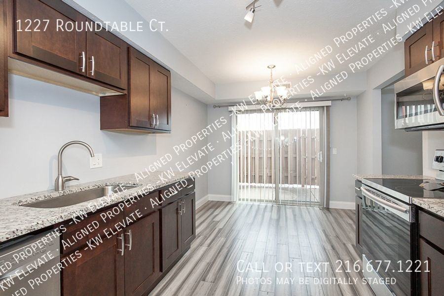 1227 Roundtable Ct - Photo 3 of 25