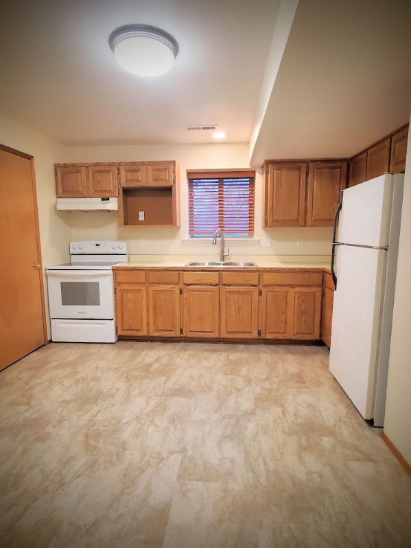 570 Reser Rd - Photo 4 of 12