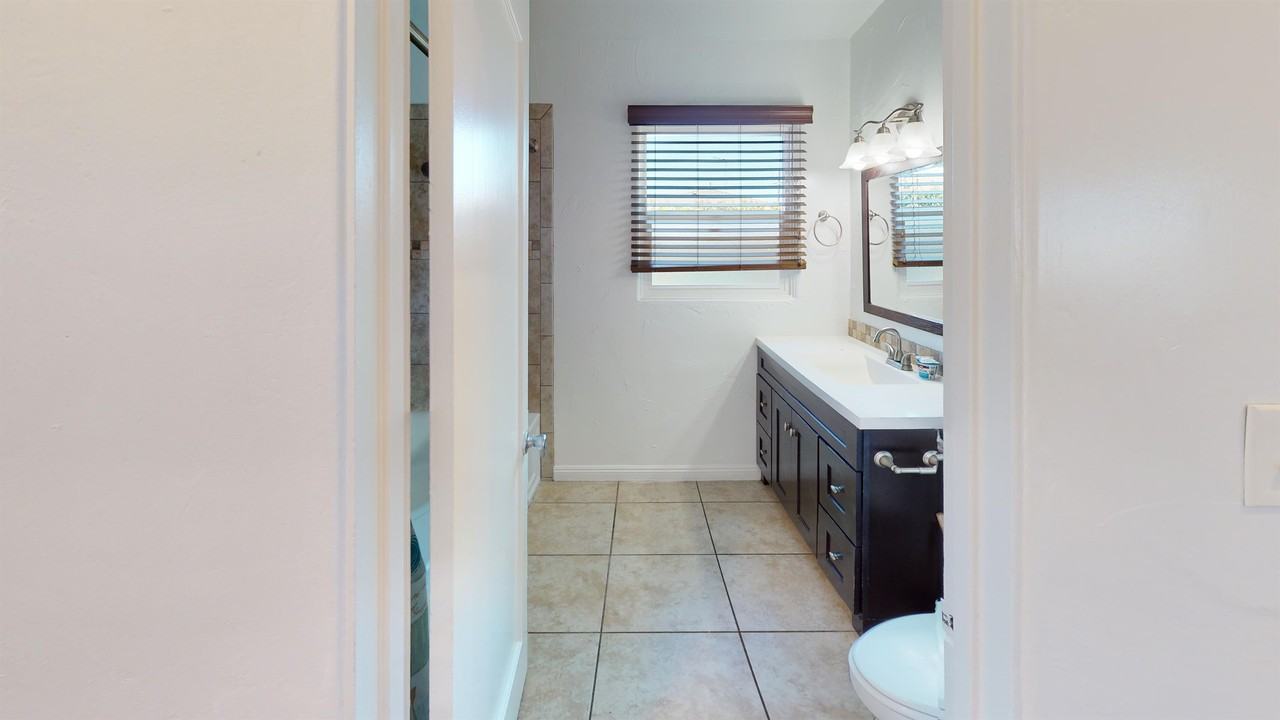 6225 Hobart St #1 - Photo 4 of 11