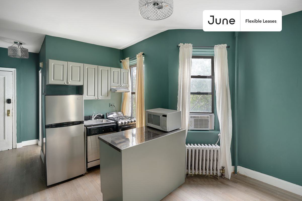 715 E 5th St #4D