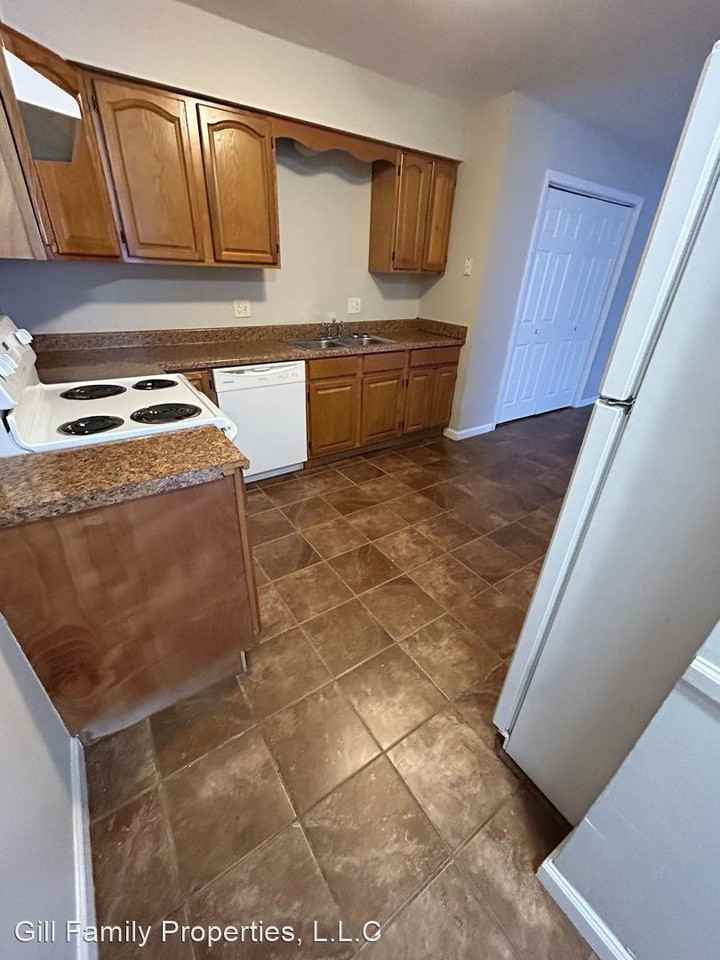640-702 Oakcrest Drive - Photo 3 of 14