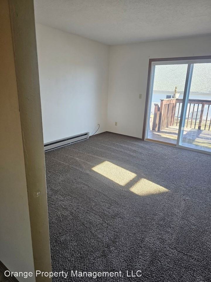 1010 - 1042 1st St S - Photo 3 of 9