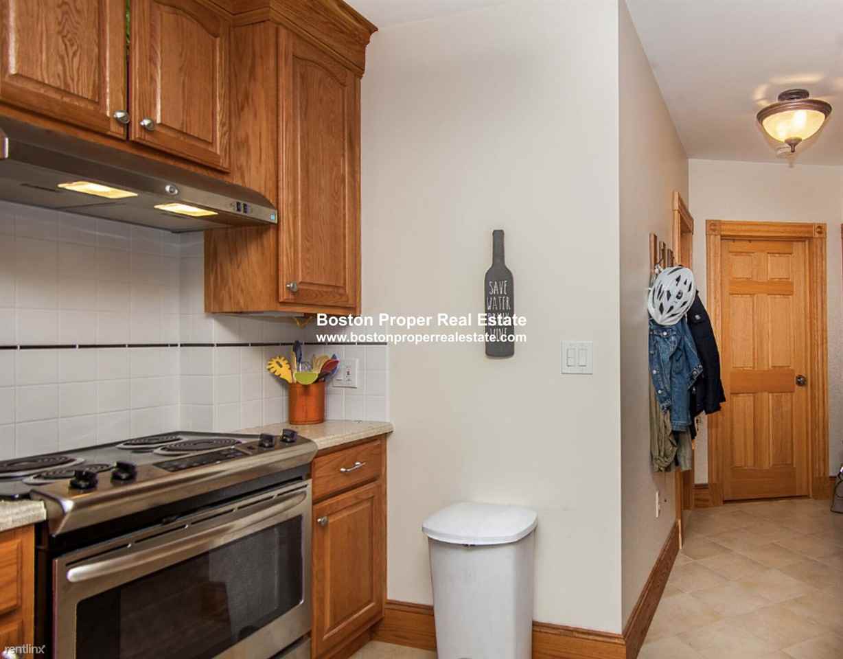 137 Charles St - Photo 2 of 10