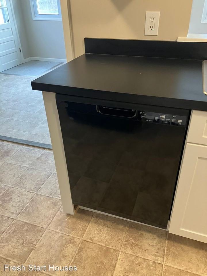 136 Gertrude St - Photo 2 of 12