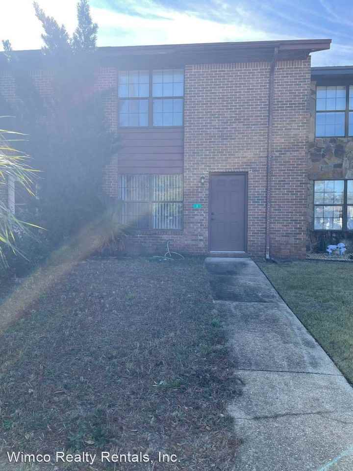 208 First St Se #D - Photo 3 of 17