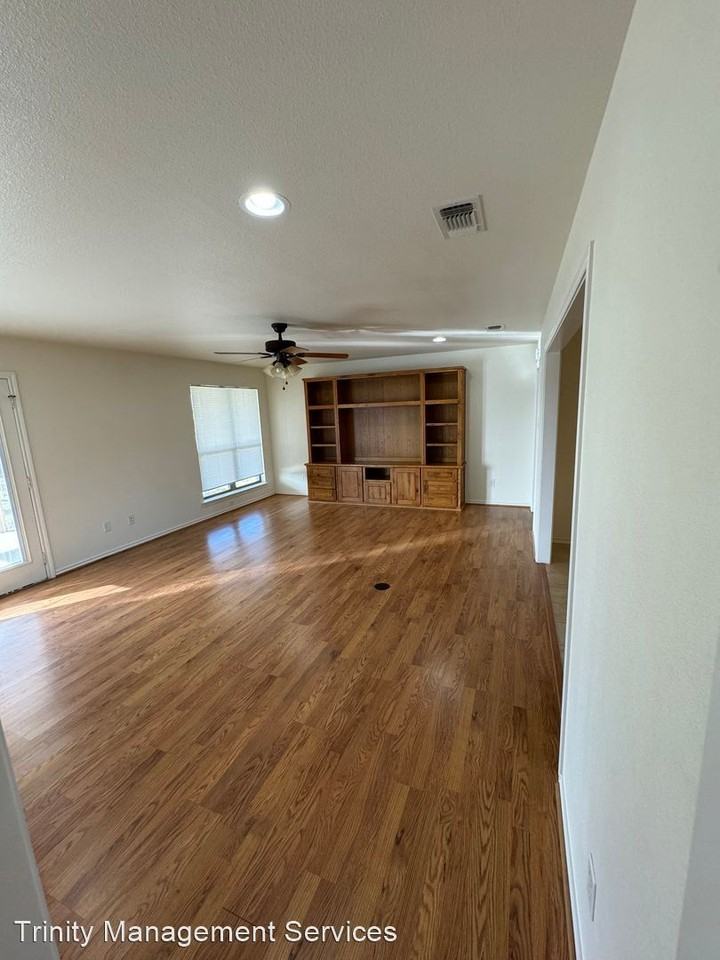 210 Davis Ln - Photo 2 of 32