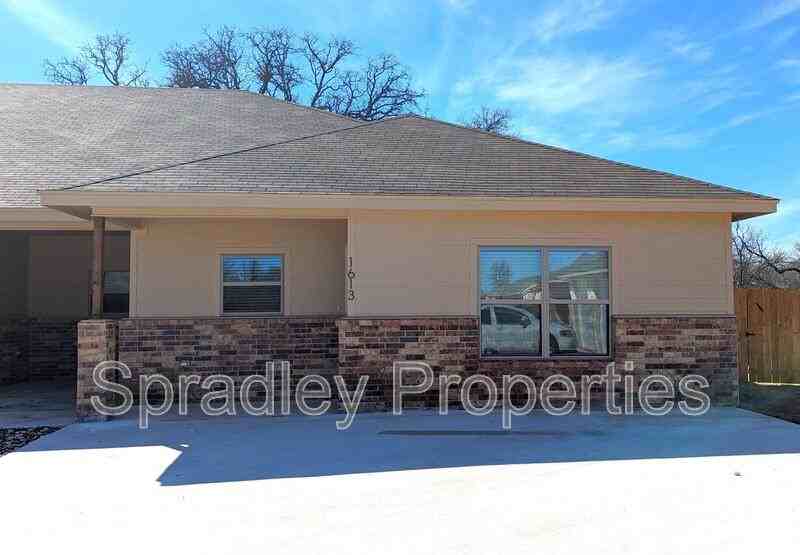 1613 Sabine Rd - Photo 3 of 11