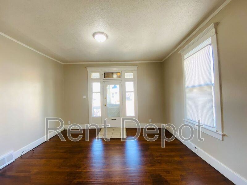 312 S Grand Ave - Photo 2 of 11