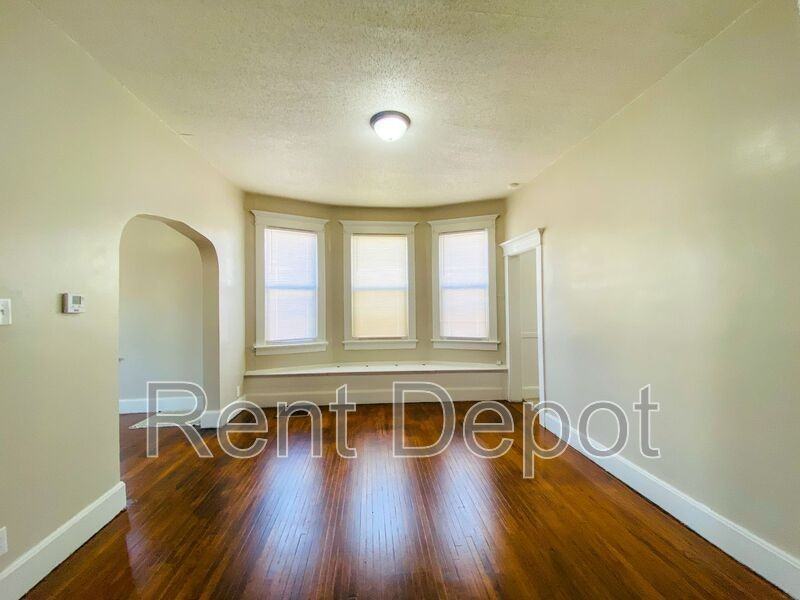 312 S Grand Ave - Photo 3 of 11