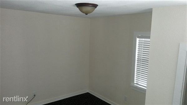 706 Centre St - Photo 3 of 12