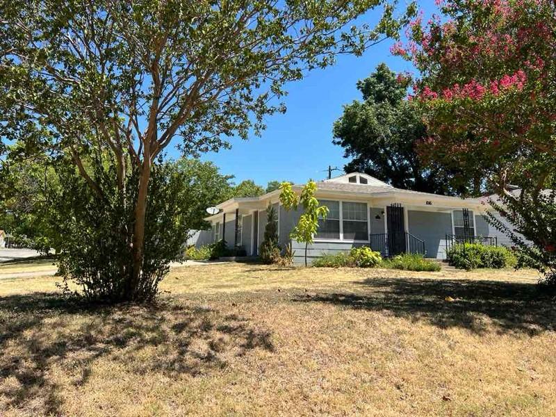 1016 W Bolt St - Photo 2 of 13