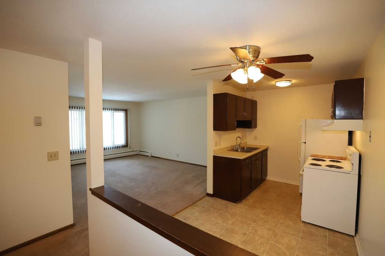 Cedar Court Apartments - Photo 4 of 37