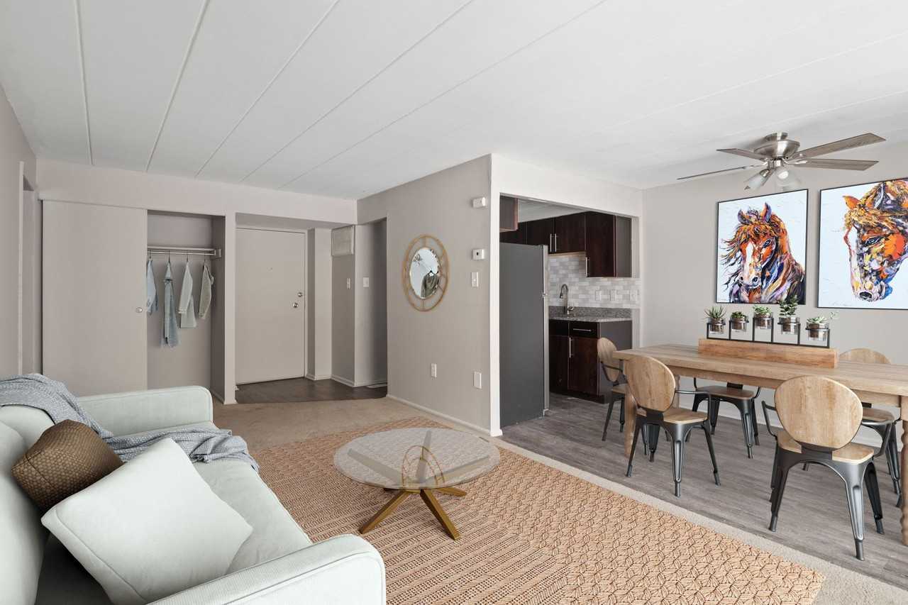 Executive House - Photo 4 of 50