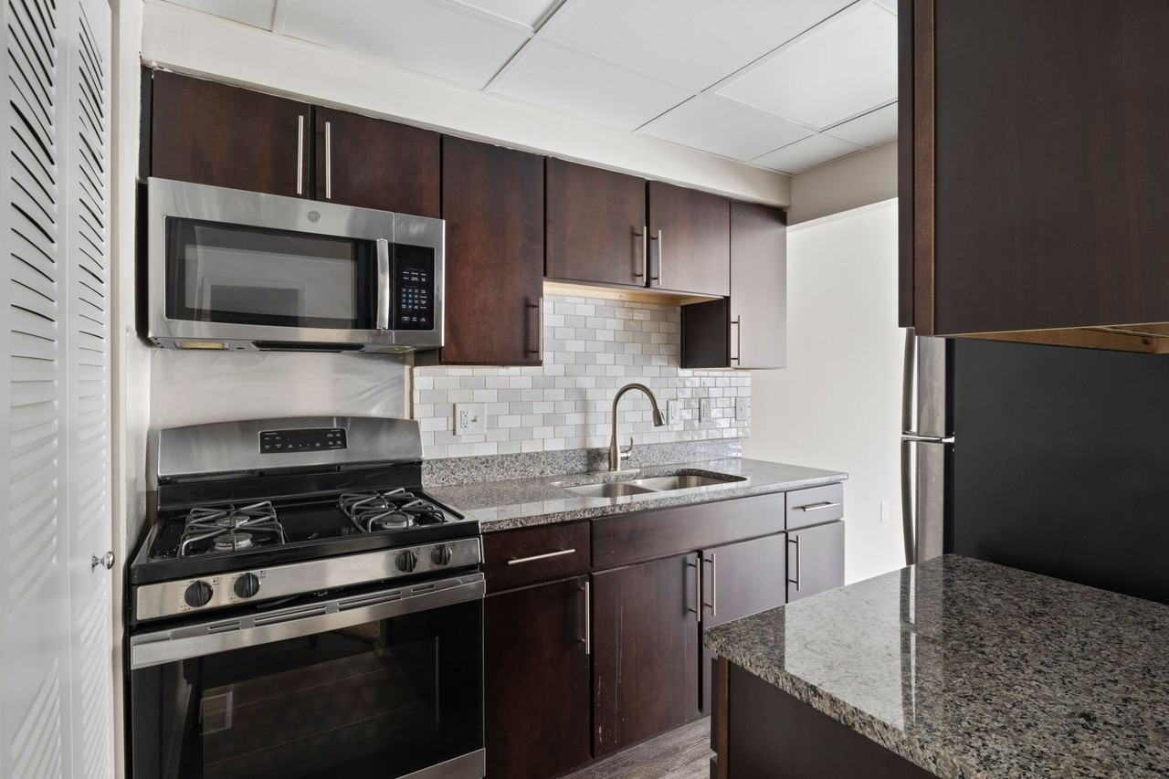 Executive House - Photo 5 of 50