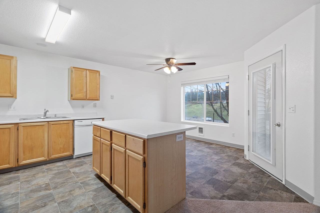 Sir James Apartments - Photo 6 of 15