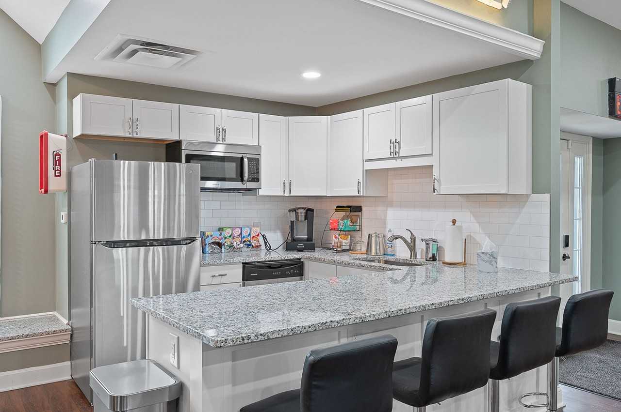 860 East - Photo 7 of 46