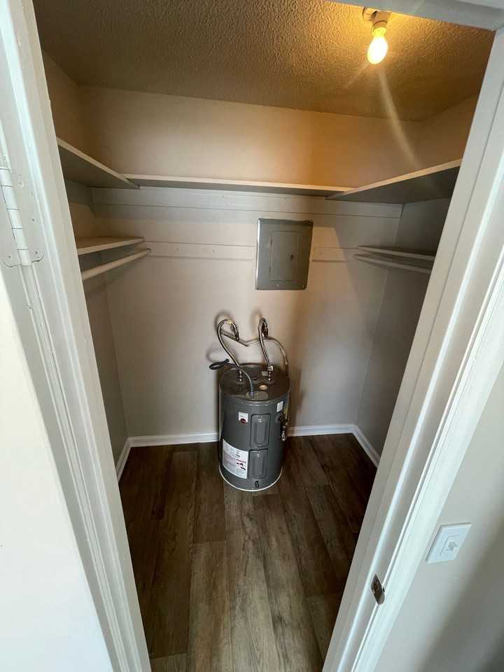 Colonial Park I - Photo 5 of 6