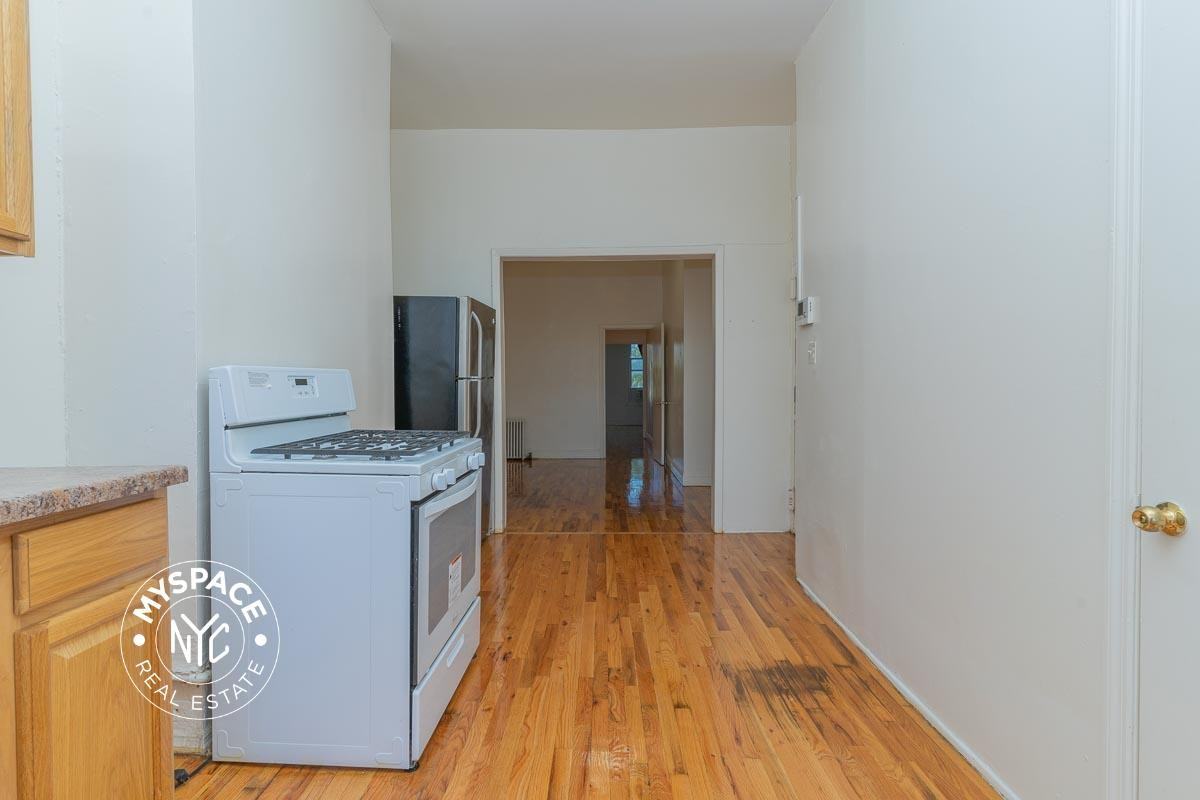 293 Jefferson St #3L - Photo 2 of 11