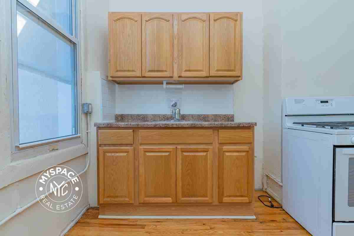 293 Jefferson St #3L - Photo 3 of 11