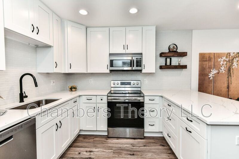 1110 N Randolph St - Photo 4 of 33