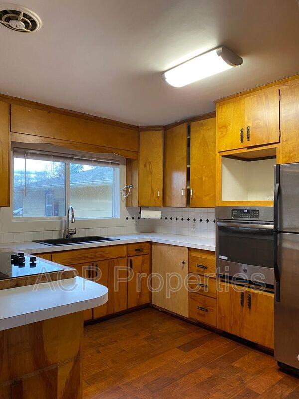 1593 Slater Rd - Photo 3 of 26