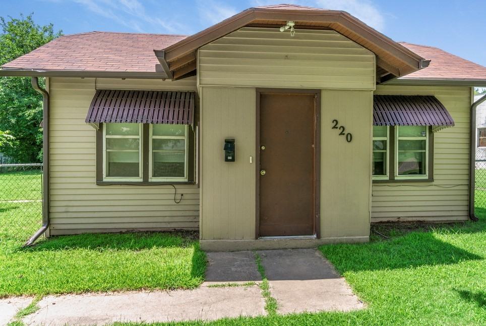 220 Ne 3rd St #1 - Photo 2 of 14