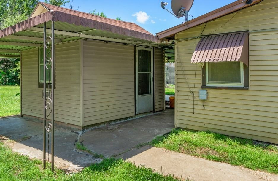 220 Ne 3rd St #1 - Photo 4 of 14