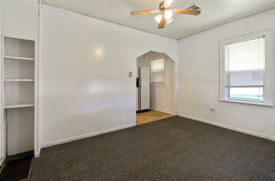 220 Ne 3rd St #1 - Photo 5 of 14