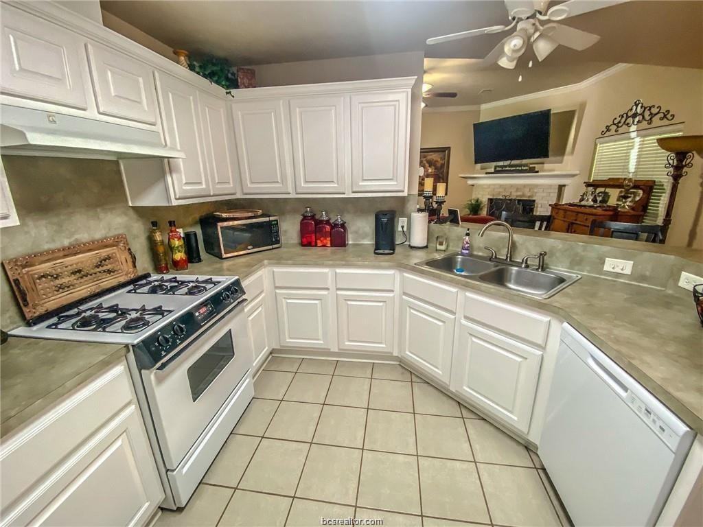 1317 Markham Ct - Photo 2 of 16