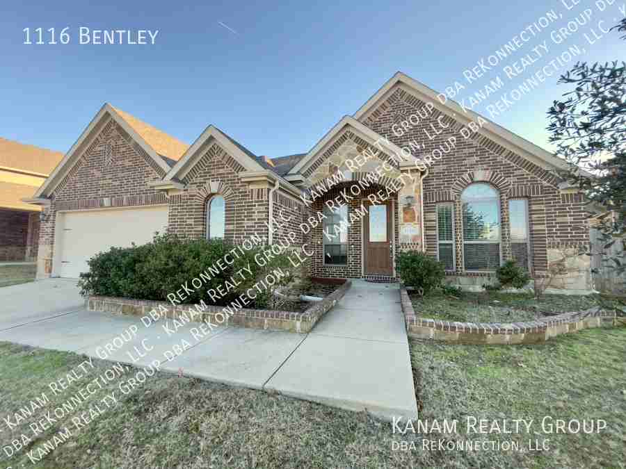 1116 Bentley Dr - Photo 2 of 38