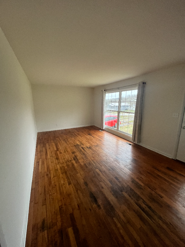 316 Powell St - Photo 3 of 10