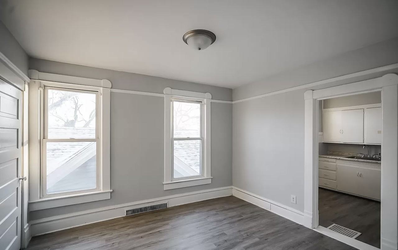 1107 N Sheridan Rd #2 - Photo 3 of 9