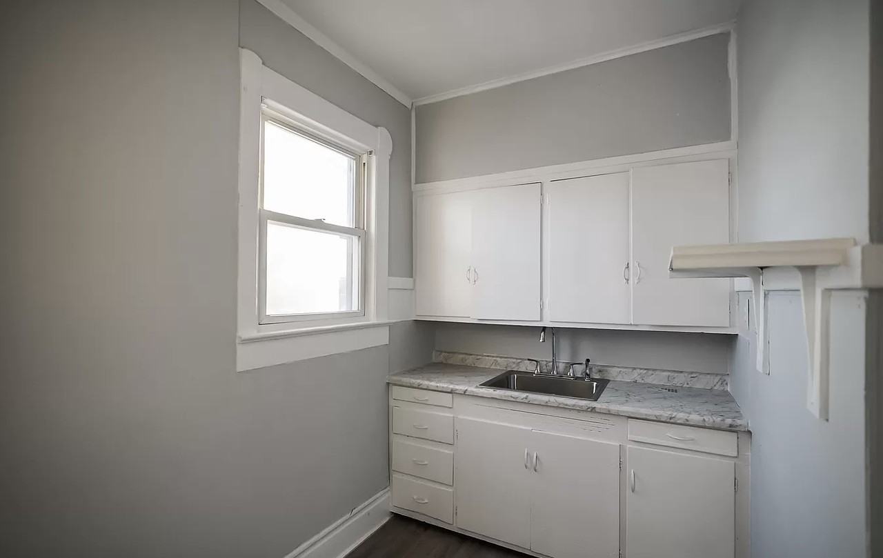 1107 N Sheridan Rd #2 - Photo 5 of 9