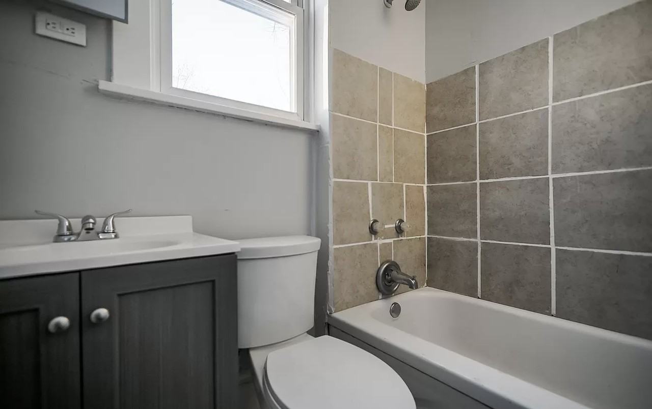 1107 N Sheridan Rd #2 - Photo 6 of 9